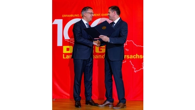 Oliver Liersch (li.), bisheriger Präsident der DLRG-Niedersachsen, wird von Ministerpräsident Olaf Lies ausgezeichnet.  (Foto: Sven Böttcher)