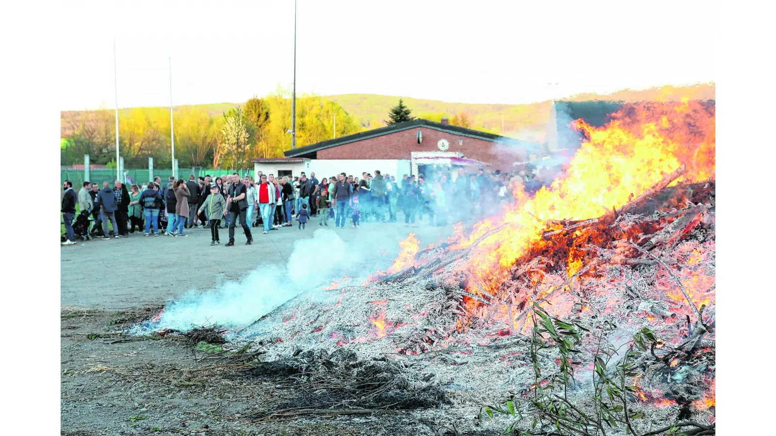 Die Gäste genießen die Zeit am prasselnden Feuer (Foto: bb)