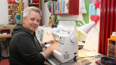 Birgit Lipka näht mit Liebe und Sorgfalt kreative Gebrauchsgegenstände für eine Spendenaktion für das Tierheim.<br><br> (Foto: bb)