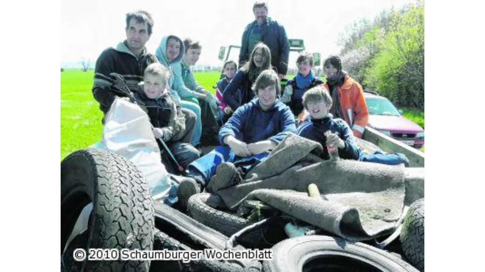 Jugendliche beteiligen sich am Müllsammeln (Foto: red)