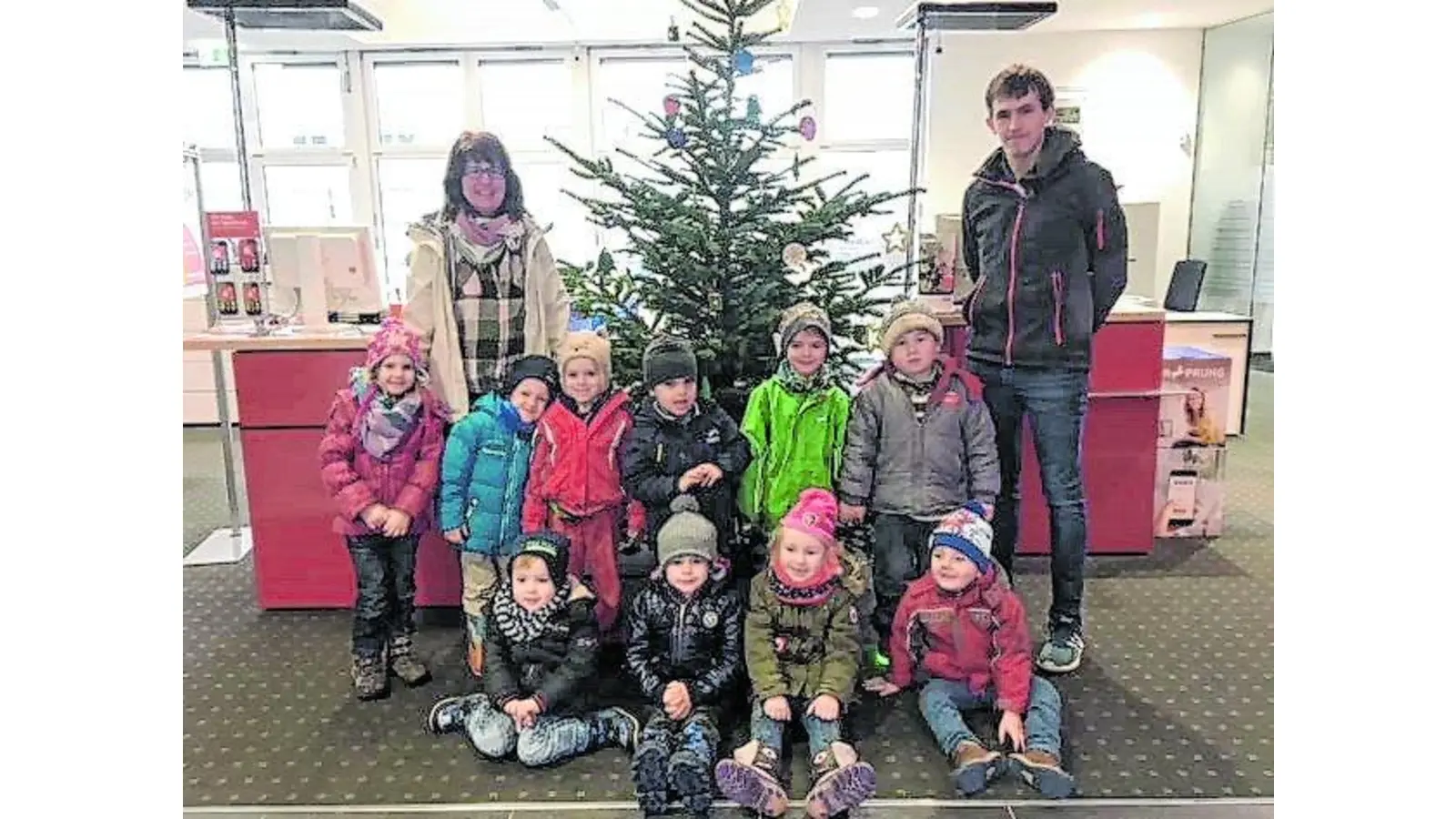 Kita-Kinder schmücken Sparkassen-Tannenbaum (Foto: red)