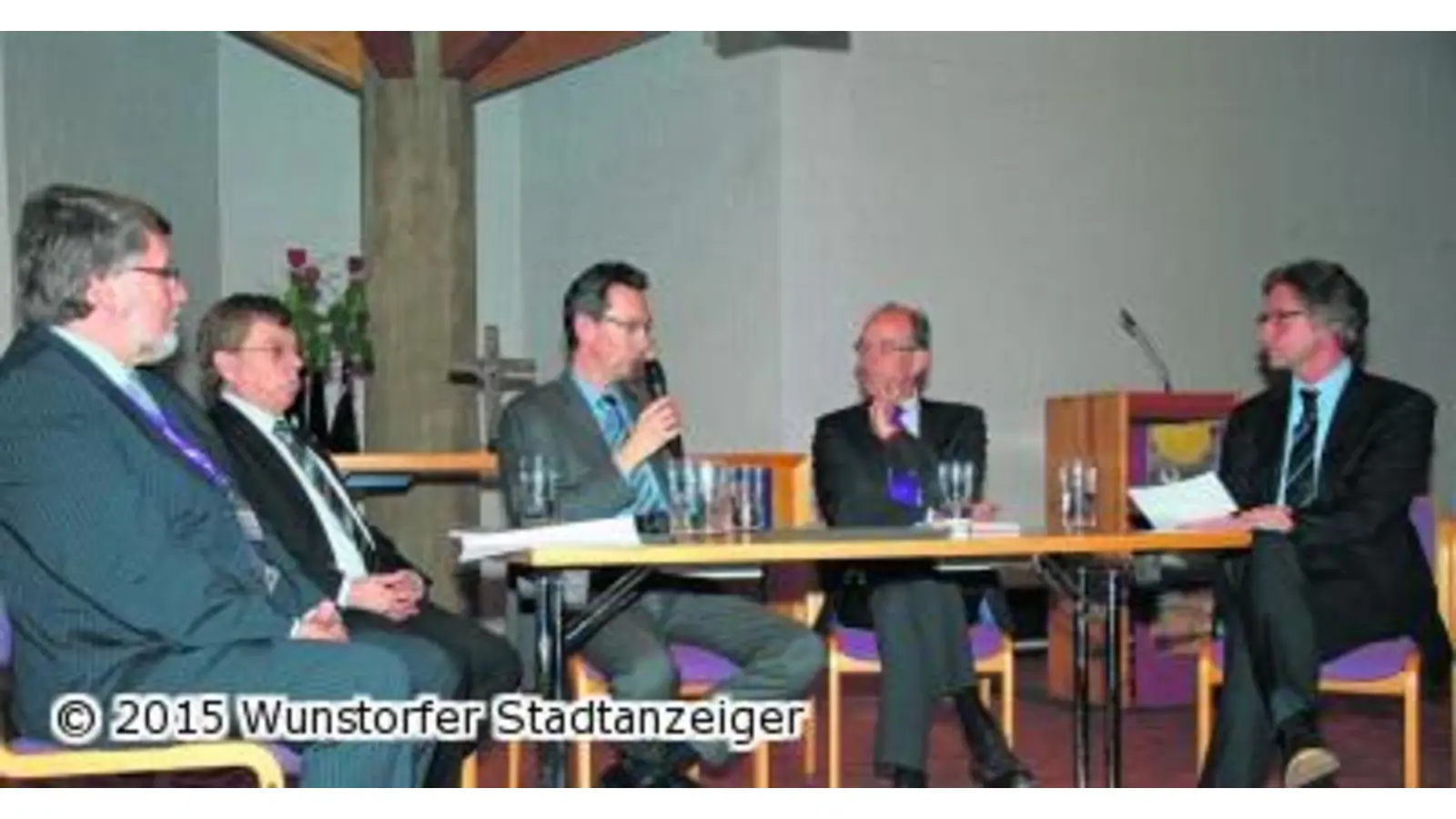 Landesbischof auf dem Podium (Foto: red)