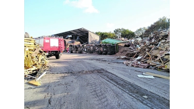 Lkw kippt um (Foto: nh)