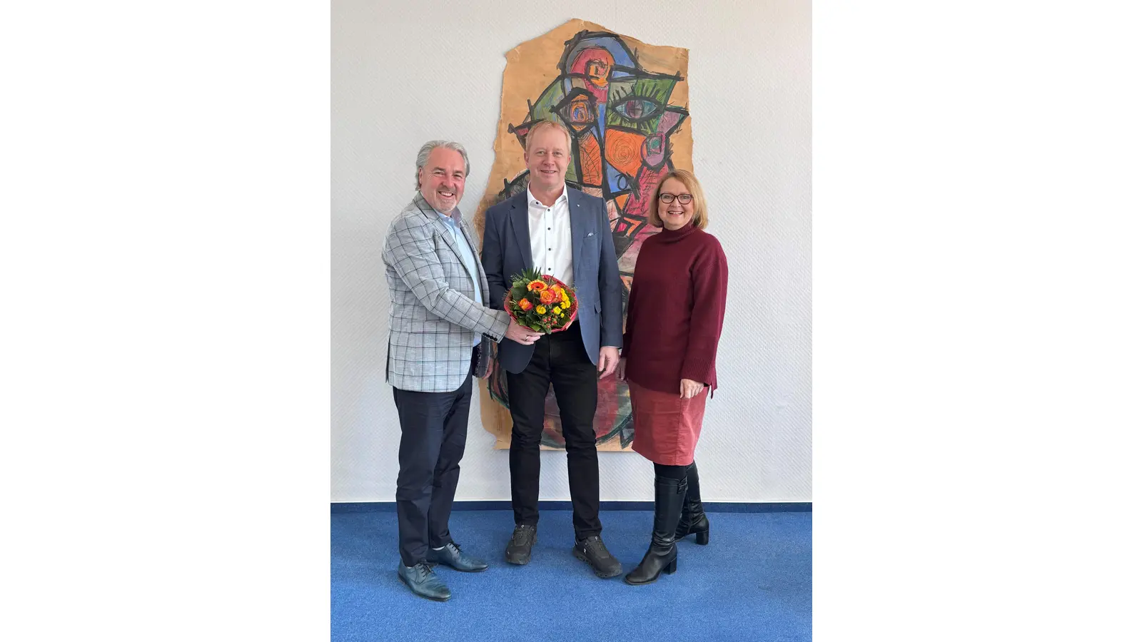Samtgemeindebürgermeister Dr. Thomas Wolf (li.) und Saskia Kutscha, Fachbereichsleiterin Bürgerdienste, begrüßen den neuen Schiedsmann Carsten Rose. (Foto: Samtgemeinde Rodenberg)