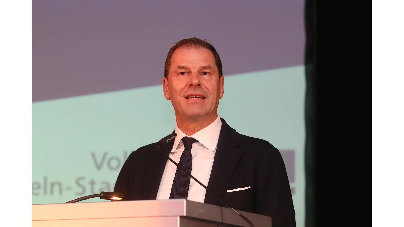 „Machen statt meckern”, Michael Joop, Vorstandsvorsitzender der Volksbank Hameln-Stadthagen, richtet den Blick auf die wirtschaftlichen Chancen. (Foto: bb)