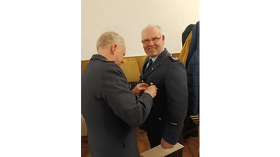 Marcus Bahr, stv. Abschnittsleiter Süd, ehrt Achim Pohl für 40 Jahre aktive Mitgliedschaft. (Foto: privat)