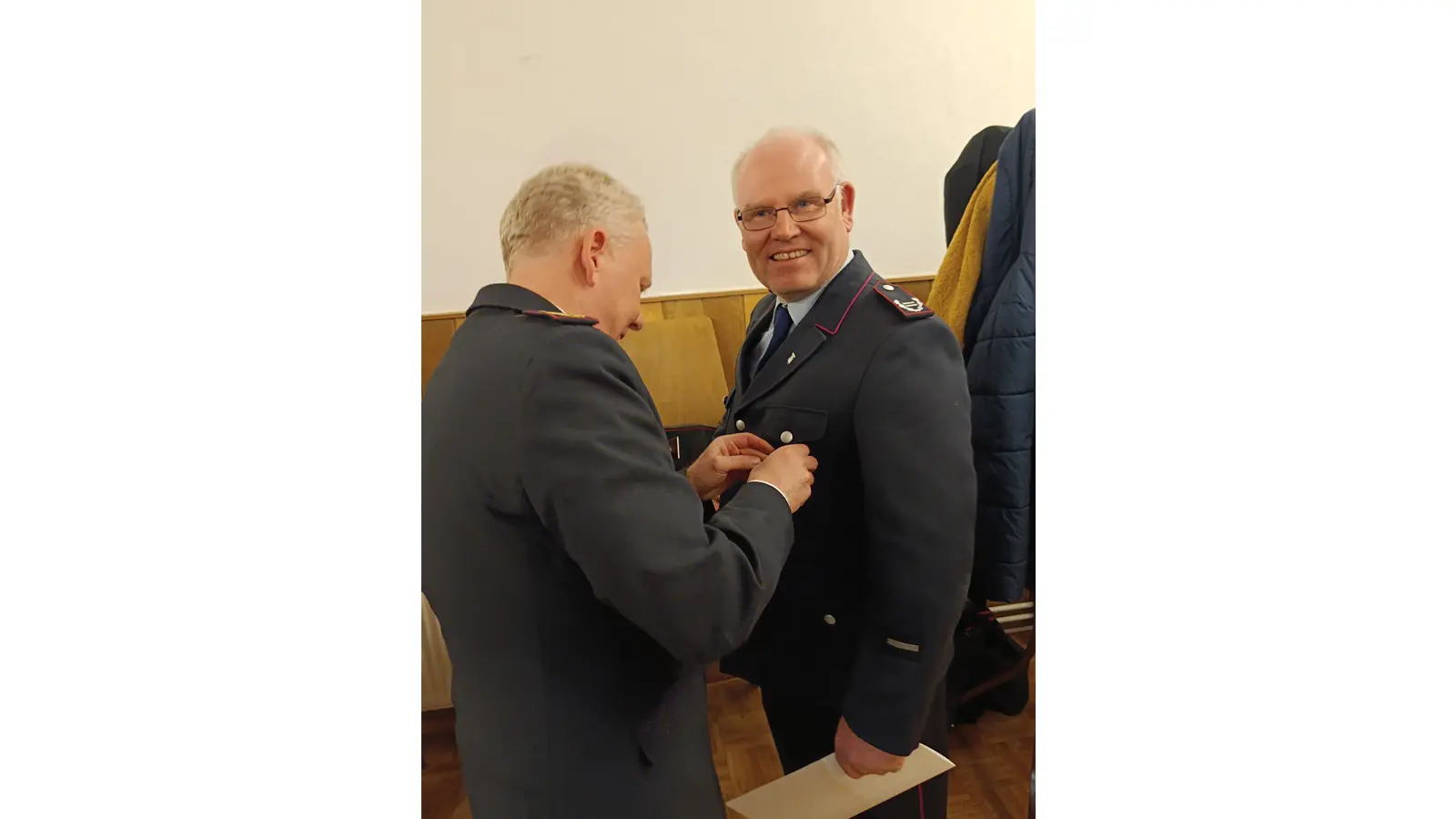 Marcus Bahr, stv. Abschnittsleiter Süd, ehrt Achim Pohl für 40 Jahre aktive Mitgliedschaft. (Foto: privat)