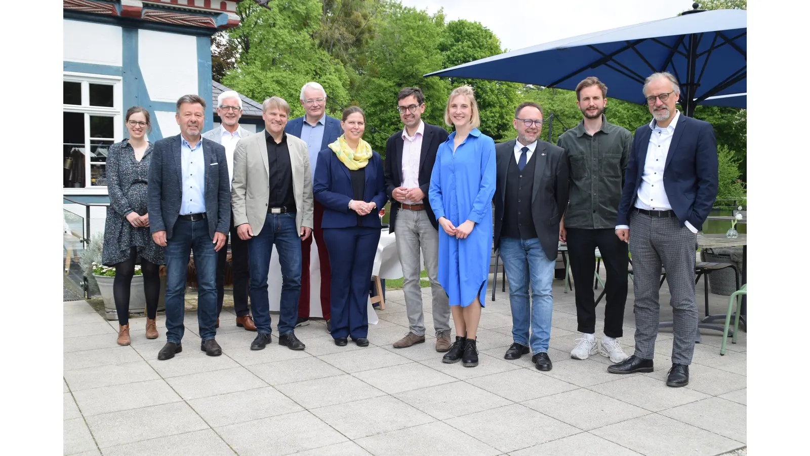 Ministerin Wiebke Osigus (Mitte links) Jessica Lietzau (Mitte rechts) mit Organisatoren und Unterstützern vor dem Lusthaus. (Foto: ab)