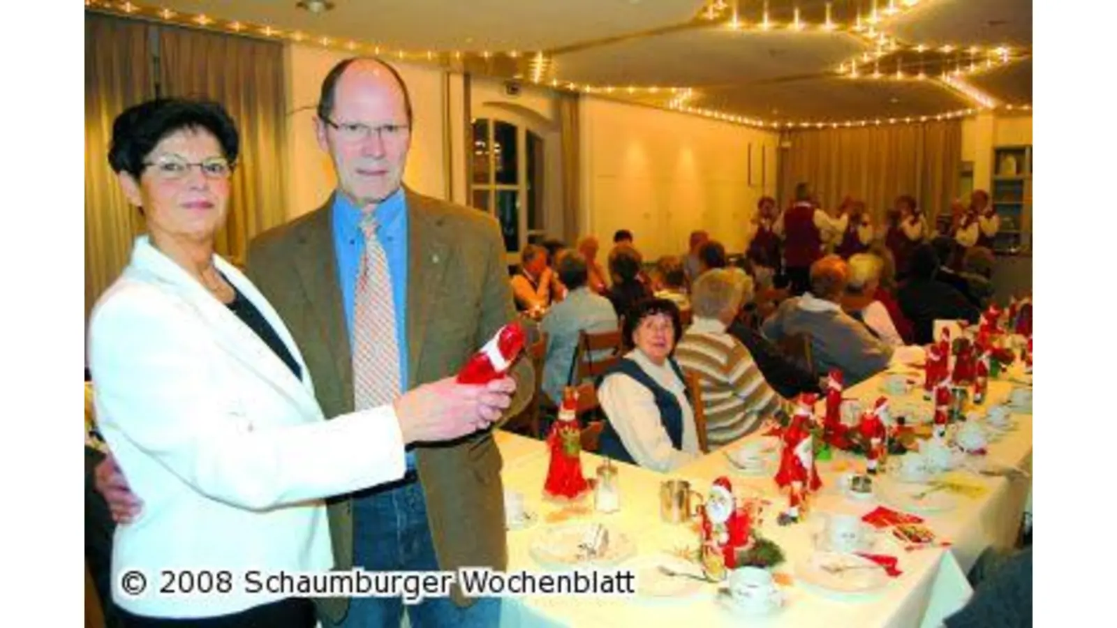 Weihnachtsmänner und Rotwein (Foto: ste)