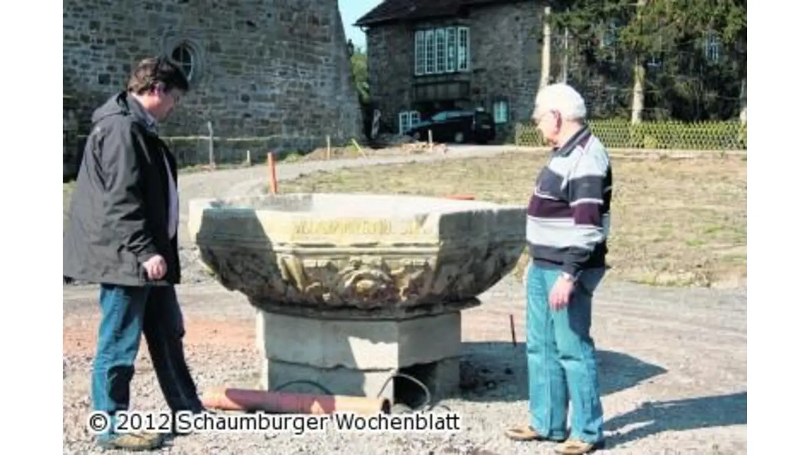 Das Taufbecken steht seit Donnerstag im Schloßgarten (Foto: gi)