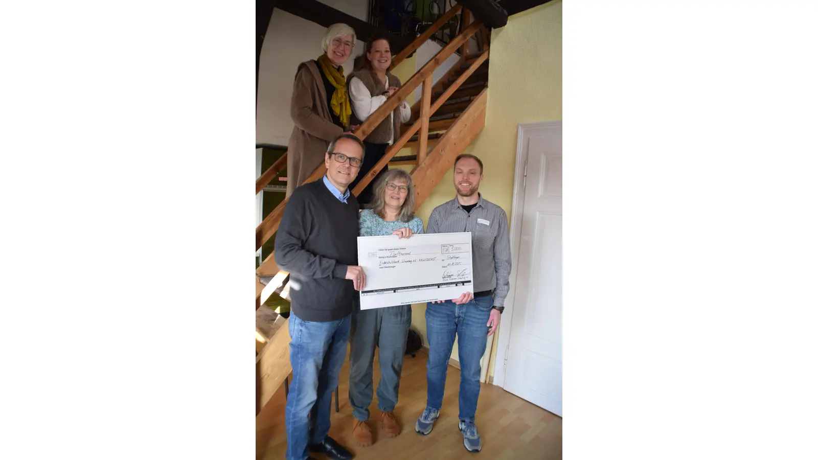 Den symbolischen Scheck über 5.000 Euro nahm Gaby Mennicken (vorn Mitte) von Stefan Heinze (li) und Jan Bartholomaeus entgegen. Im Hintergrund Projektleiterin Kerstin Pieper (li) und Trauerbegleiterin Natalie Rahe. Weitere 5.000 Euro hatte Bartholomaeus zugesagt. (Foto: ab)