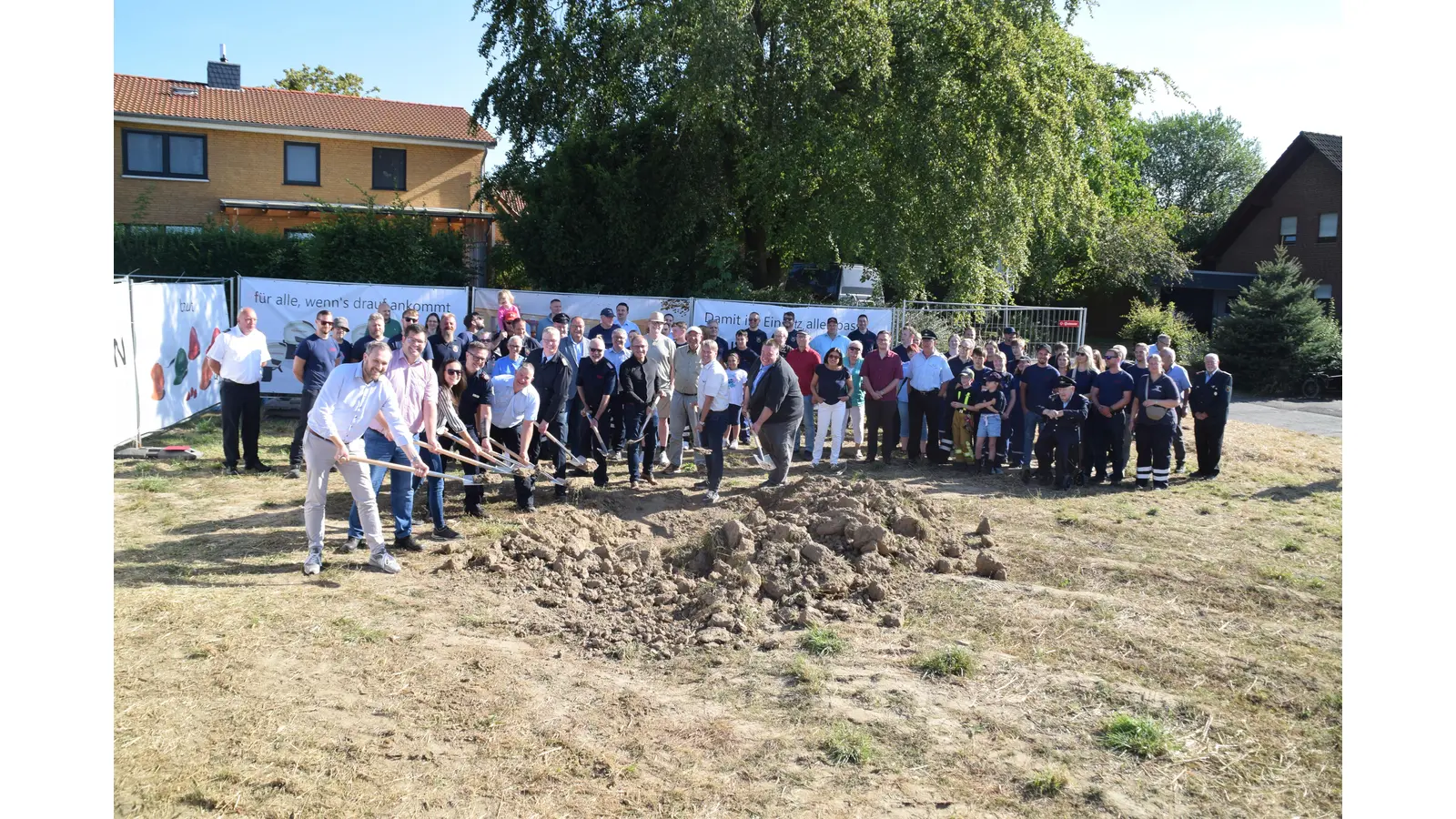 Feuerwehr, Ingenieurbüro Brinkmann und Stadtvertreter beim „Ersten Spatenstich”. (Foto: ab)