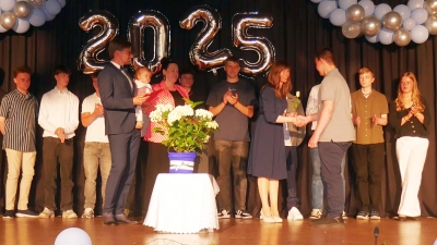 Ina Letkemann beglückwünschte alle Schülerinnen und Schüler mit einer weißen Rose. (Foto: gk)