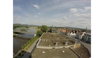Auf dem Baukörper des Brückentorkomplexes, der jetzt die Woolworth beherbergt, werden zwei neue Etagen für Hotelzimmer aufgebaut. Erst nach deren Fertigstellung wird der Hotelturm zu Wohnungen umgebaut.  (Foto: ste)