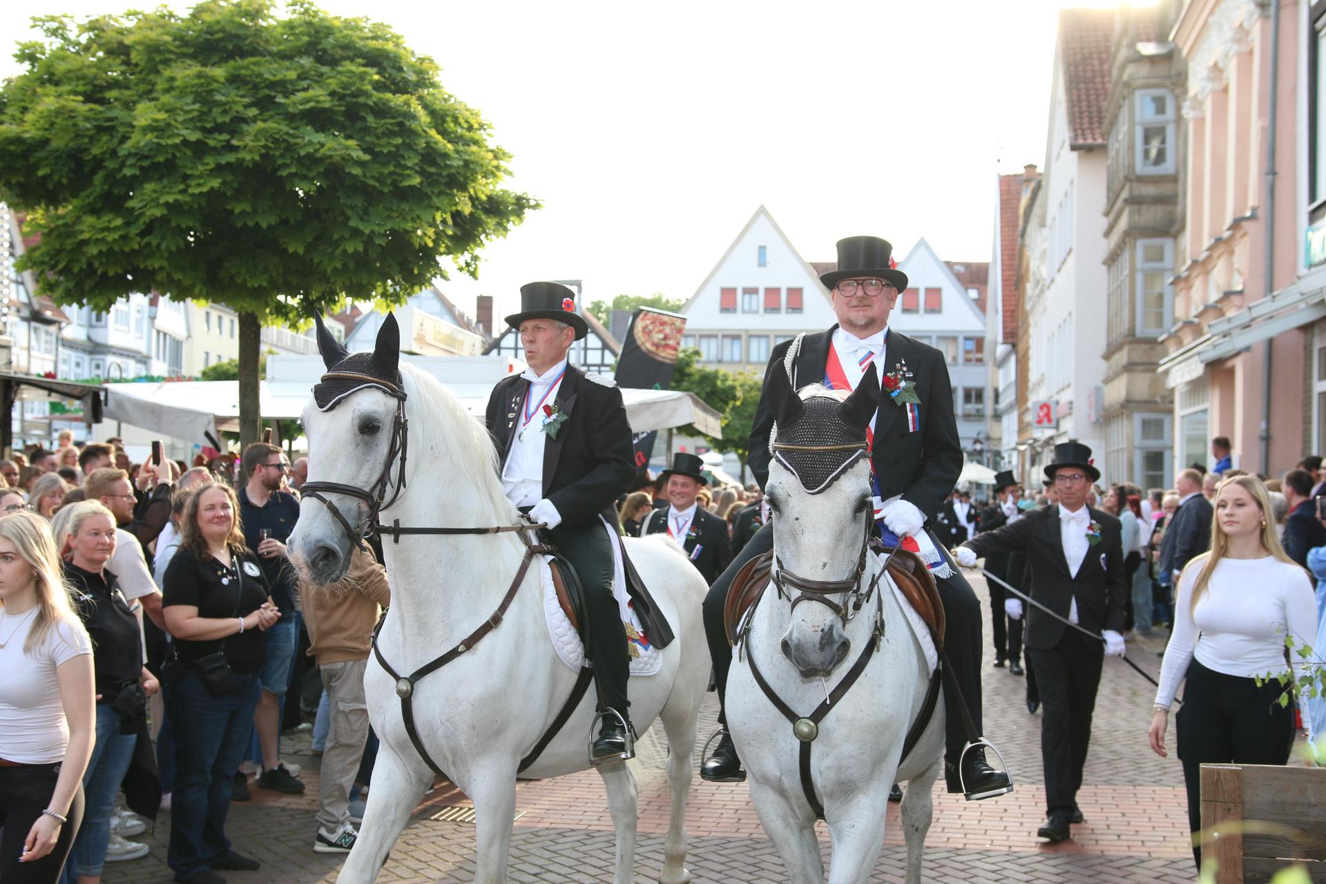 Die Stadthäger haben am Mittwoch den Start des Schützenfestes fröhlich gefeiert.  (Foto: bb)