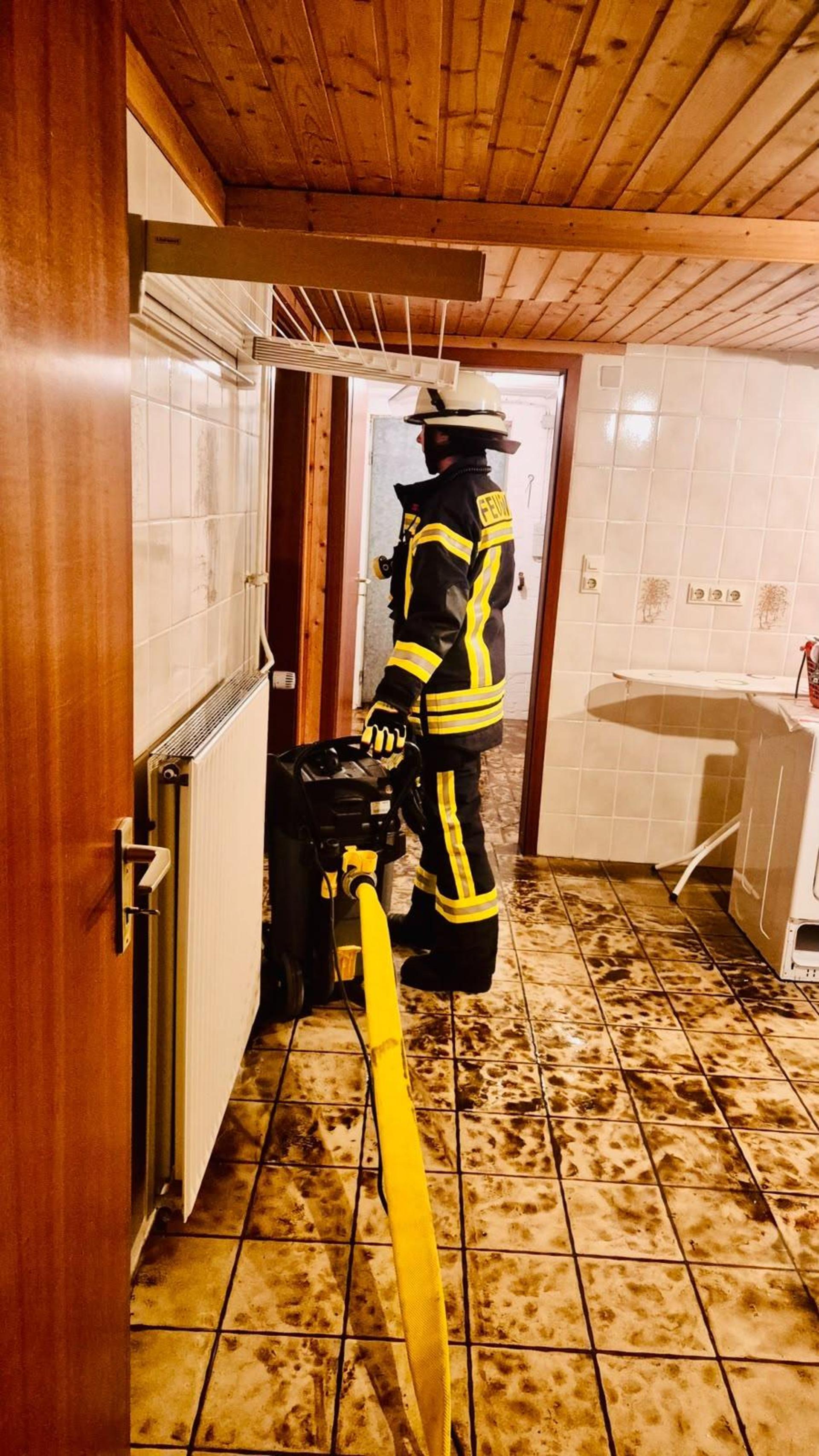 Folgen des Unwetters: Die Feuerwehr im Einsatz. (Foto: Feuerwehr)