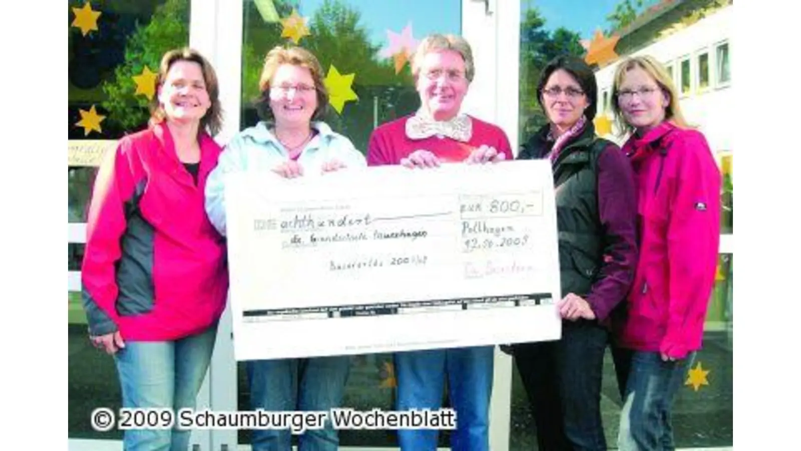 Basarteam spendet der Grundschule 800 Euro (Foto: wtz)