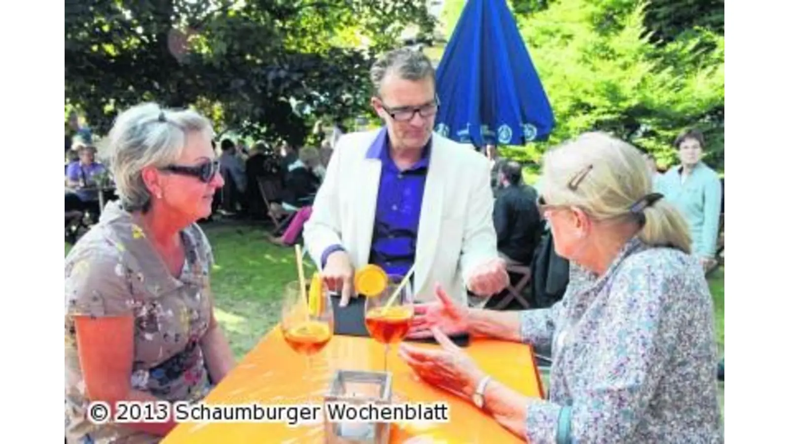 Viele Gäste genießen besondere Köstlichkeiten und Park-Atmosphäre (Foto: bb)