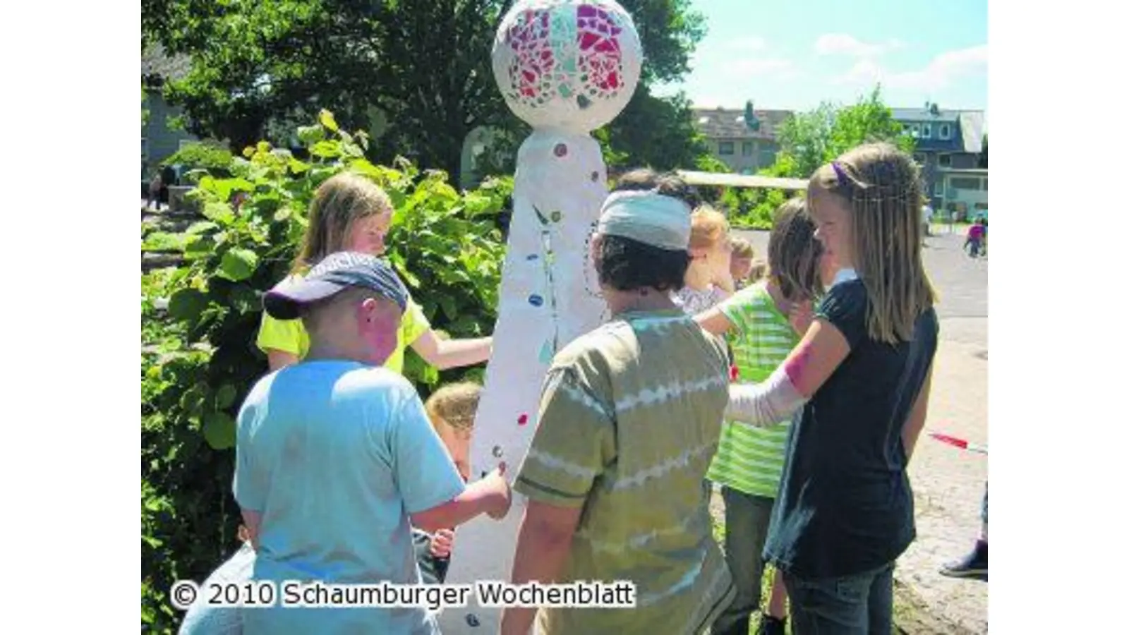 Kinderaugen leuchten bei Skulpturenthüllung (Foto: mk)