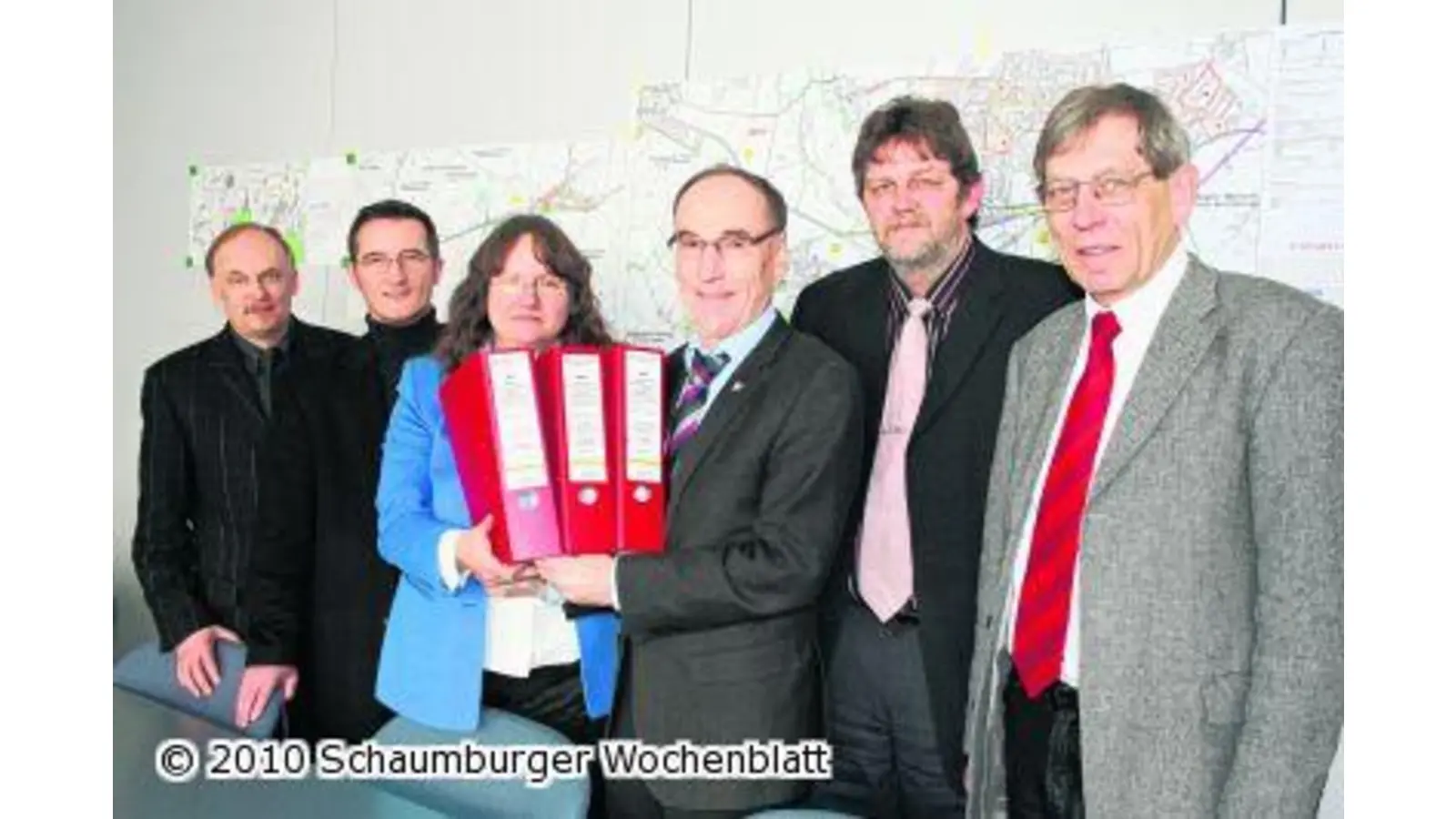 Drei dicke rote Ordner übergeben (Foto: ih)
