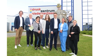 Der CDU-Landesvorsitzende Sebastian Lechner (4. v. re.) tauscht sich beim Besuch bei Druckhaus und Verlag Oppermann in Rodenberg gemeinsam mit dem CDU-Kreisvorstand Schaumburg mit Arne Oltrogge, Content Manager von Schaumburger Wochenblatt und Wunstorfer Stadtanzeiger, aus. 