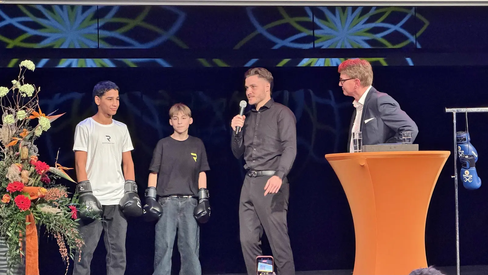 Boxer Piergiulio Ruhe stellt bei seiner Ehrung beim Neujahrsempfang zwei junge Boxtalente aus seinem Boxstall vor, Boris und Casper. (Foto: ste)