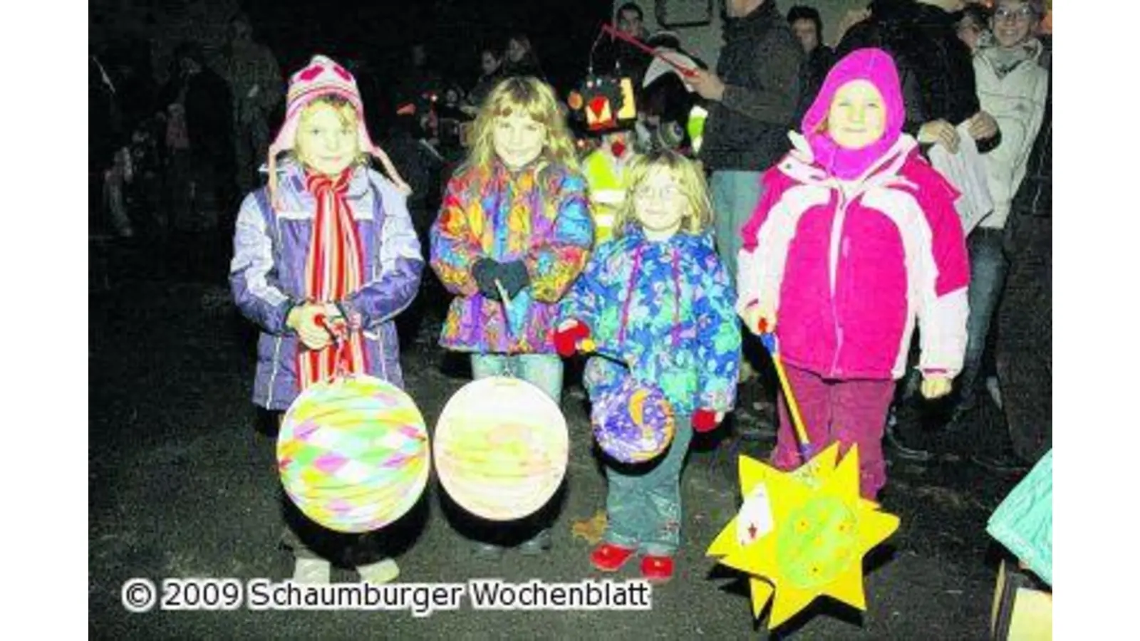 Drei Feuerwehren begleiten 300 Laternensänger zum Kindergarten (Foto: tt)