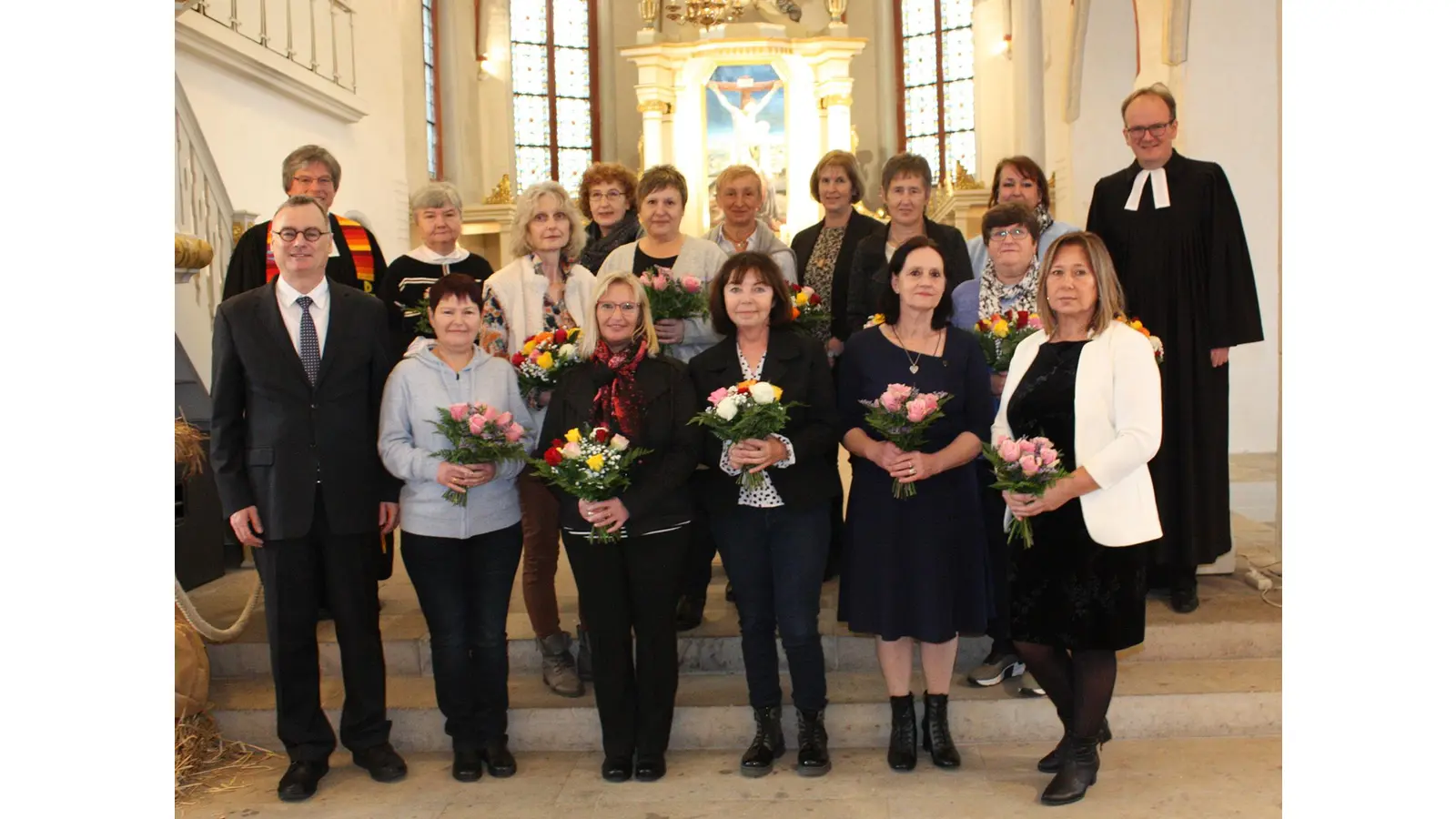 In der Liebfrauenkirche: Die mit dem goldenen Kronenkreuz ausgezeichneten Mitarbeiterinnen. (Foto: privat)