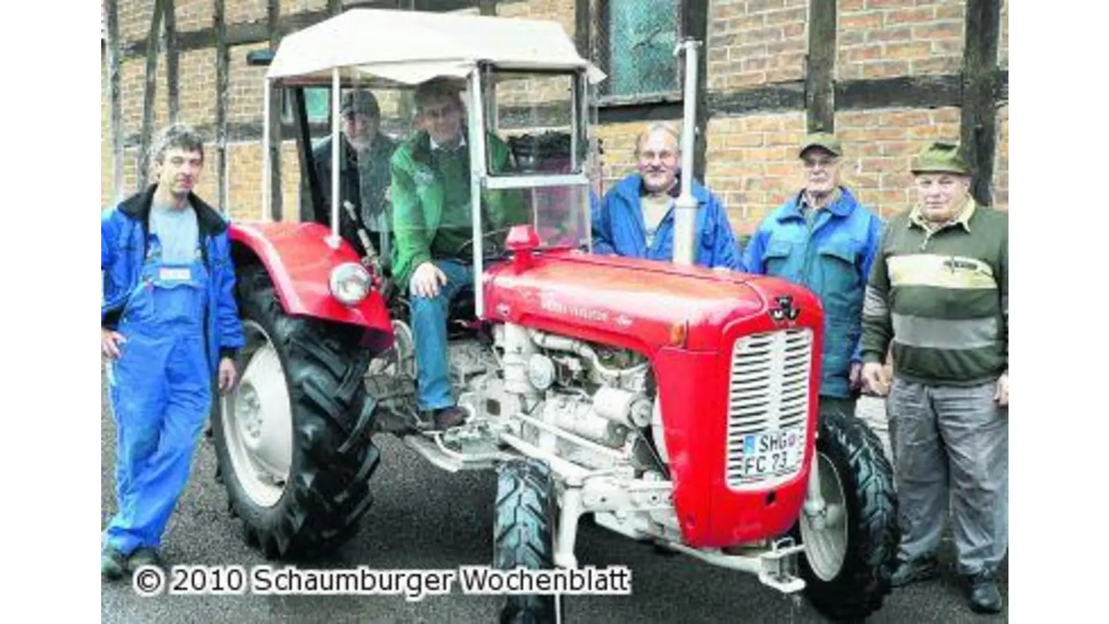 Veteranen vor alten Gebäuden (Foto: al)