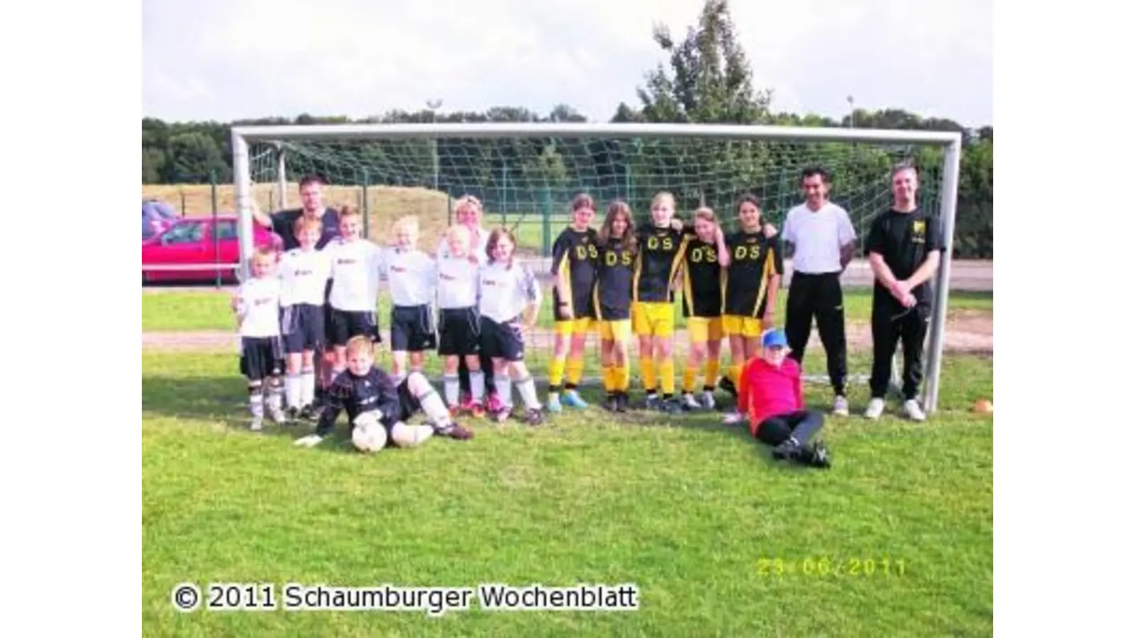 Jungen und Mädchen im großen Duell auf dem Rasen (Foto: gi)