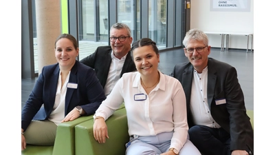 Das Team rund um die Pflegedirektoren freut sich auf alle interessierten Bewerber (v. l. n. r.: Anna Lena Tegtmeier, Pflegefachleitung, Julia Sperzel, Pflegefachleitung, Norbert Janssen, Pflegedirektor und Jörg Hake, Pflegedirektor). (Foto: privat)