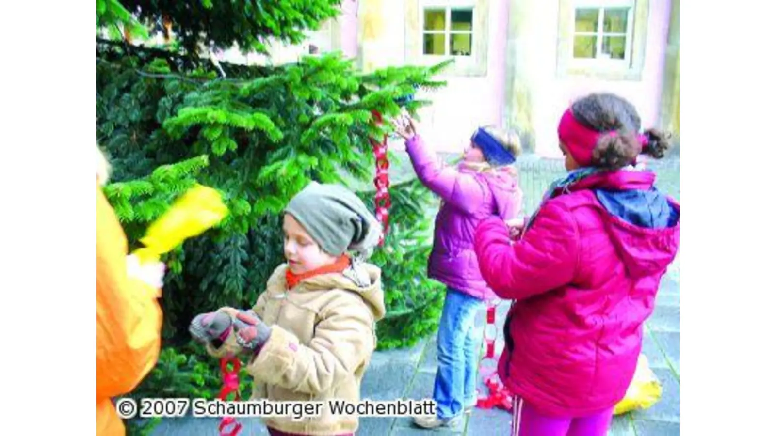 Kinder schmücken Weihnachtstanne (Foto: hb)