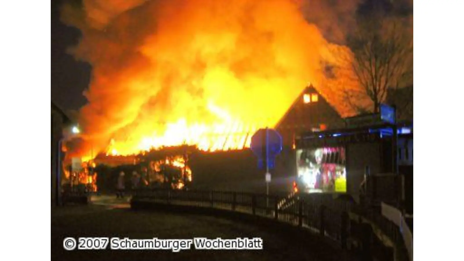 Verheerendes Feuer vernichtet Gebäude (Foto: ih)