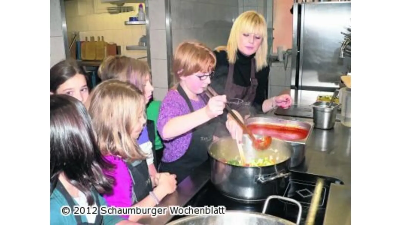 Kinder in der großen Küche (Foto: al)