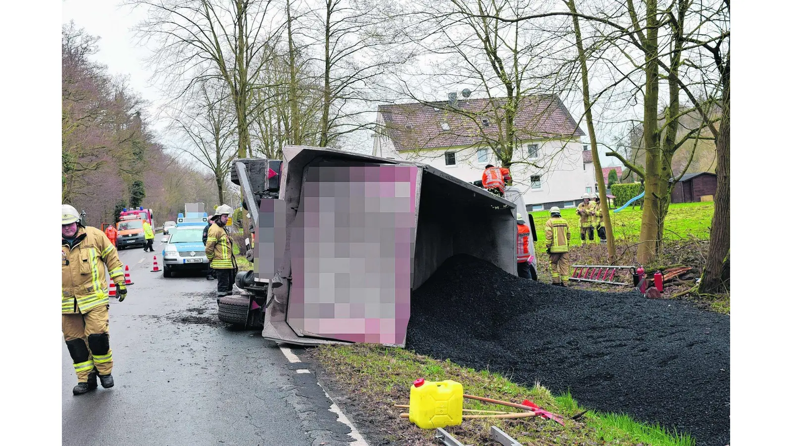 LKW verunglückt auf Landstraße (Foto: gr)