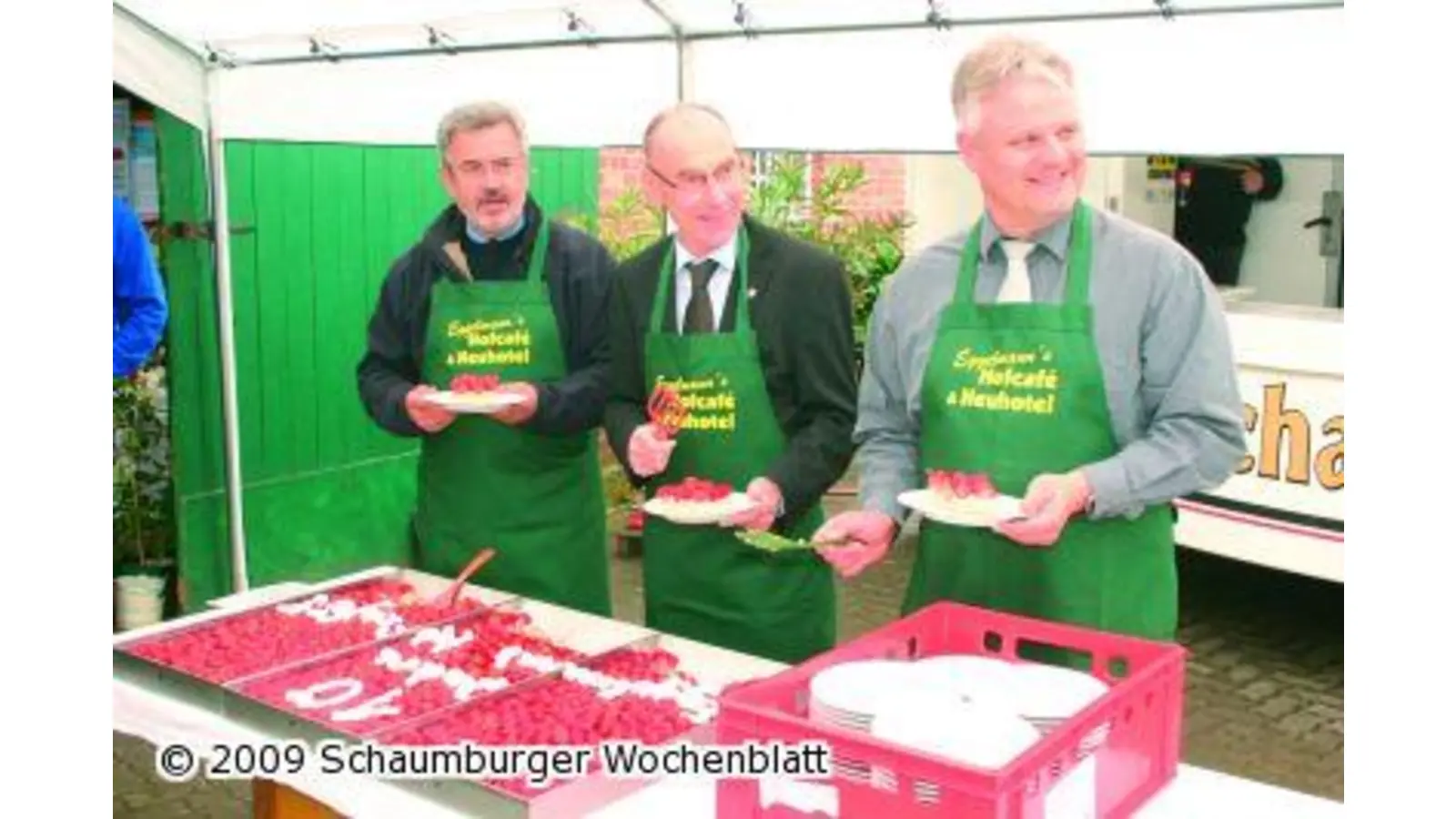 Feiner Erdbeerkuchen vom Landrat (Foto: bb)