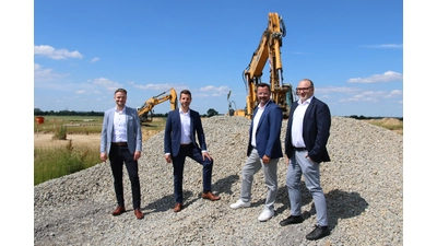 Lukas Zechel (v. li.), Heiko Trieschmann, Lars Dierking und Oliver Bickel berichten von einer hohen Nachfrage nach den Grundstücken im Baugebiet „Westlich Hohes Feld“.  (Foto: bb)