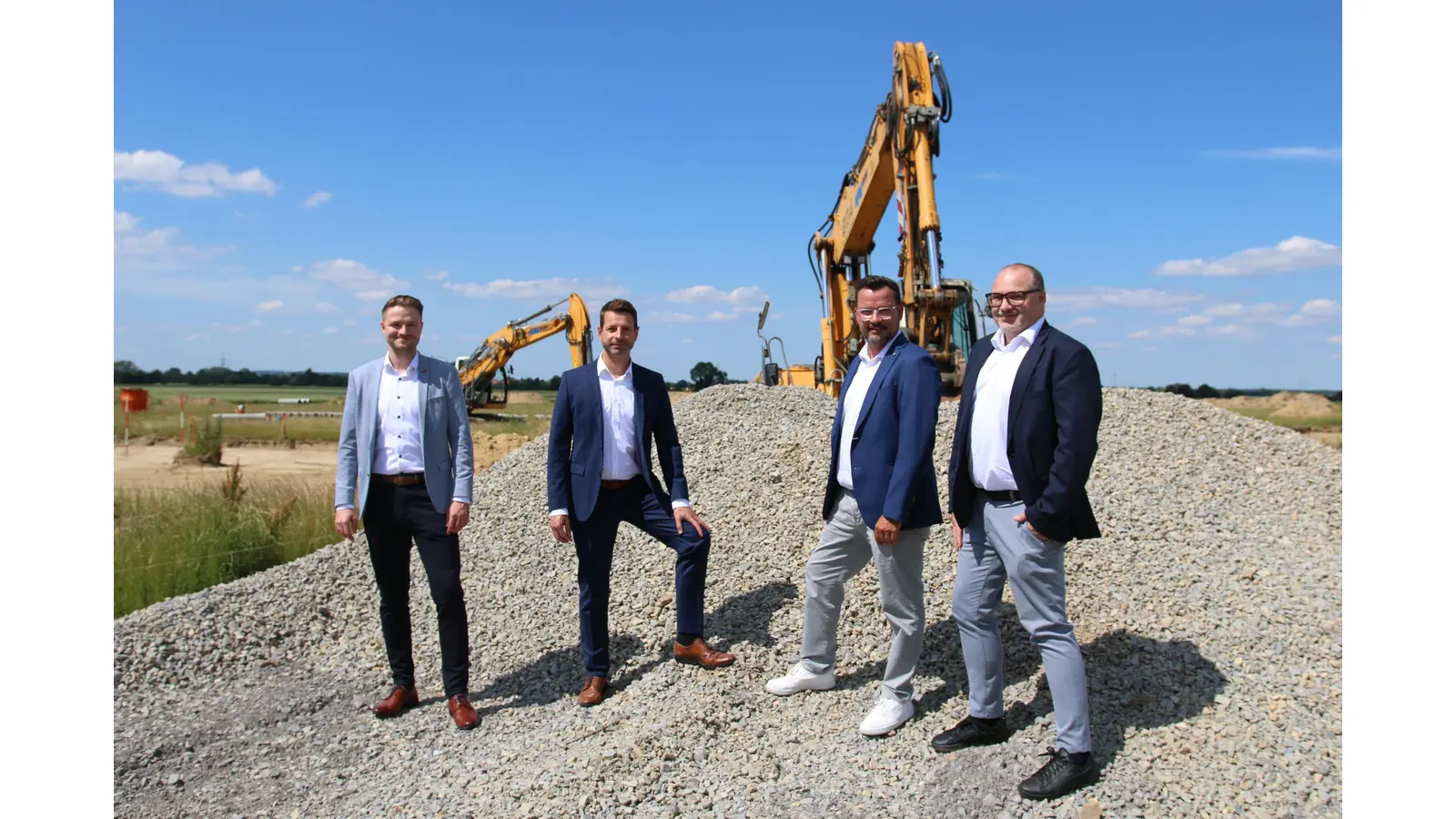 Lukas Zechel (v. li.), Heiko Trieschmann, Lars Dierking und Oliver Bickel berichten von einer hohen Nachfrage nach den Grundstücken im Baugebiet „Westlich Hohes Feld“.  (Foto: bb)