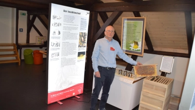 Museumsleiter Tobias Deterding zeigt einige Exponate der Sonderausstellung. (Foto: ab)