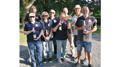 Von rechts: Dieter Sackmann und Jürgen Hansch gewinnen den Doubletten-Wanderpokal. (Foto: privat)