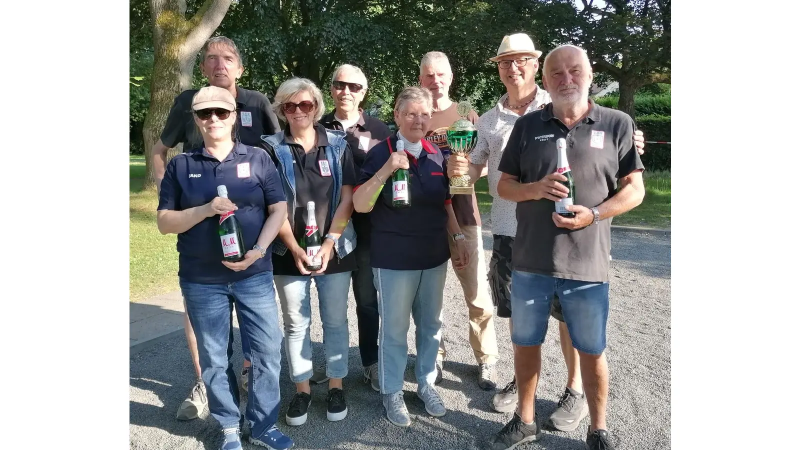 Von rechts: Dieter Sackmann und Jürgen Hansch gewinnen den Doubletten-Wanderpokal. (Foto: privat)