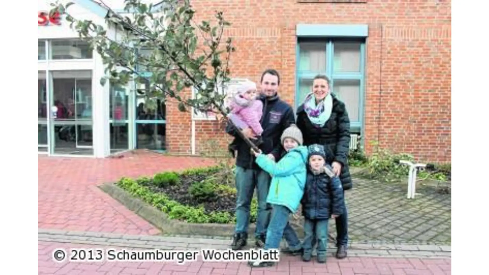 Mariella bekommt einen Apfelbaum (Foto: us)