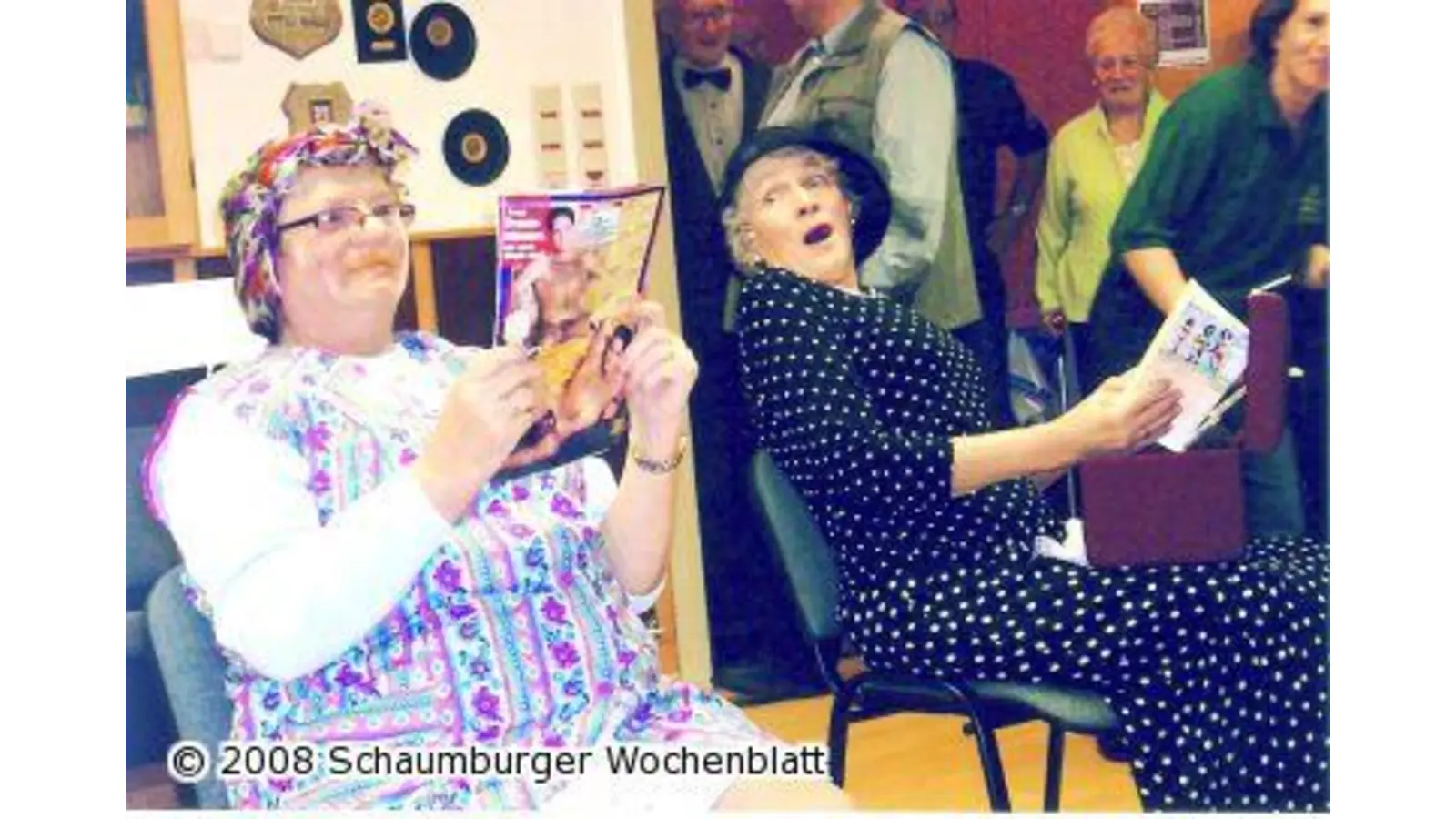 Schützen lachen bis die Tränen kullern Damen erfreuen mit einem Sketch (Foto: red)