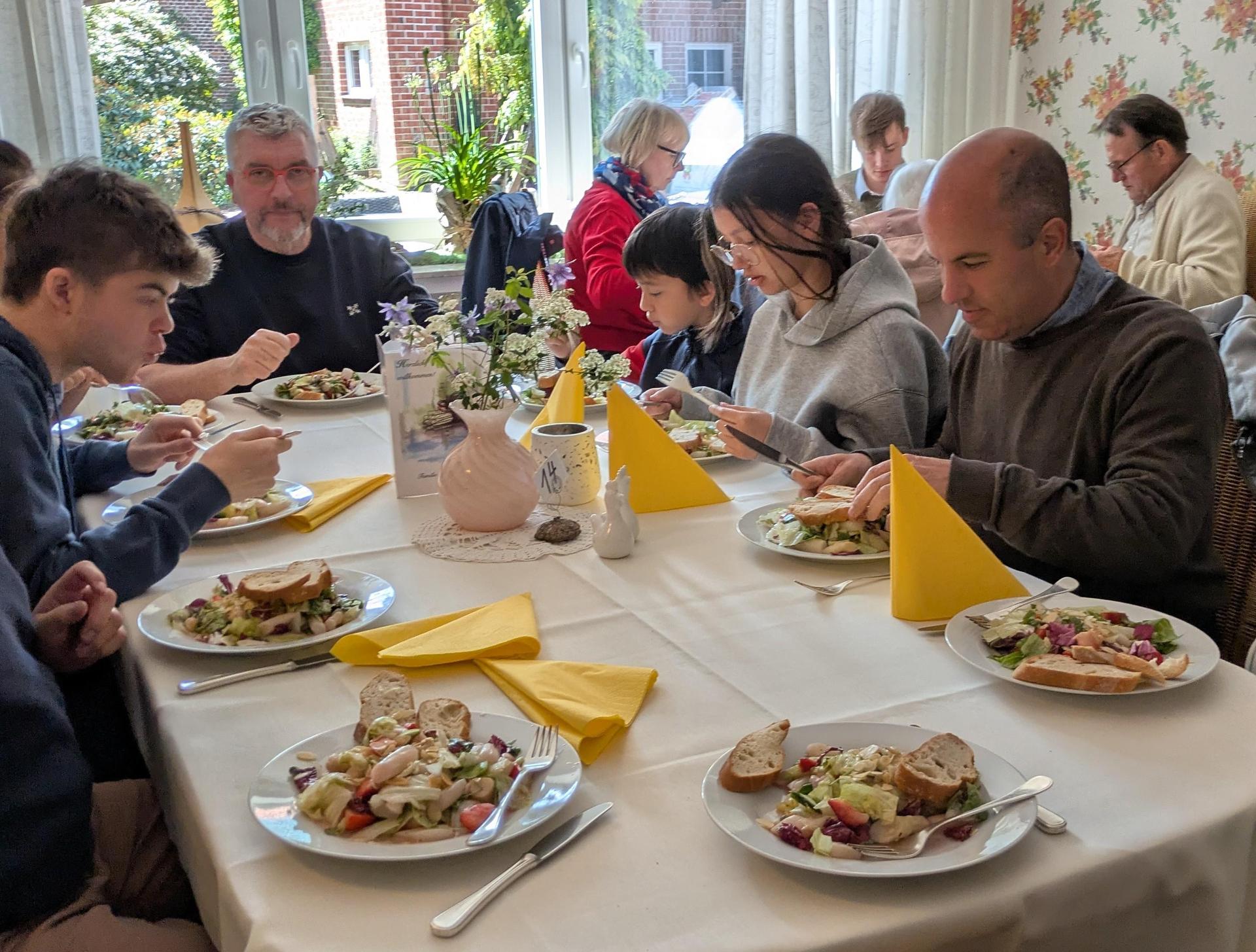 Zurück in Bückeburg endete der Tag auf Wunsch der Gäste mit einem Spargelbuffet im Restaurant. (Foto: privat)