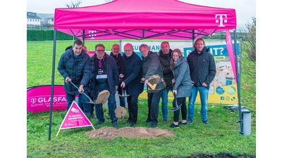 Am Spaten (von links), Lindhorsts Gemeindedirektor Jens Schwedhelm, Landrat Jörg Farr, Breitbandbeauftragter des Landkreis Dieter Brenneke und Annkathrin Martin von atene Kom (Foto: wk)