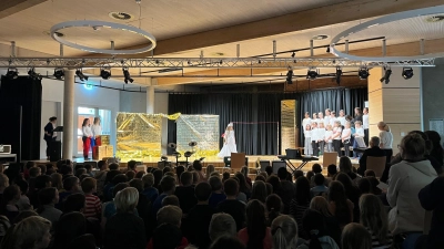 Die neue Bühnentechnik kam gleich zum Einsatz. (Foto: nd)