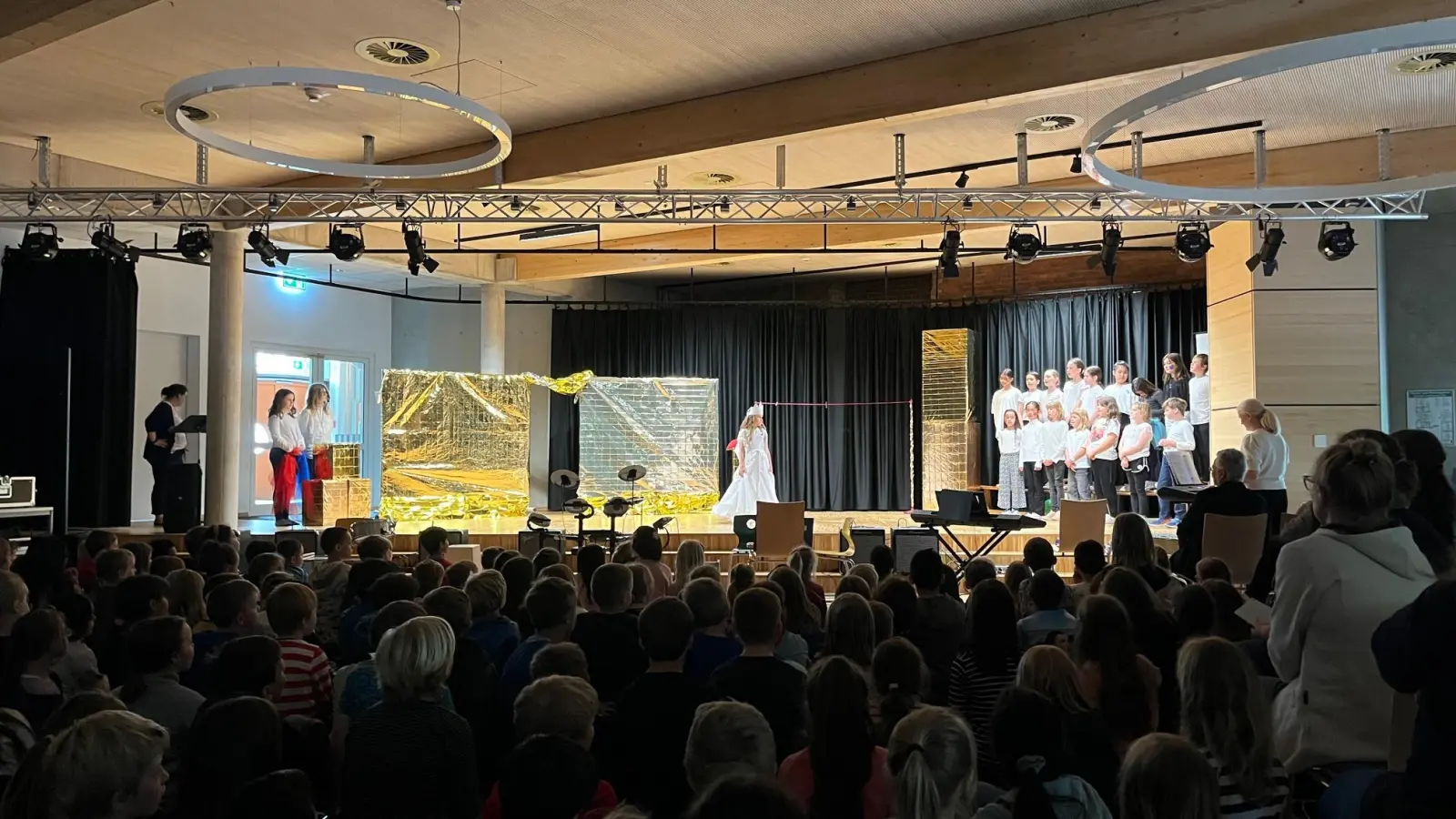 Die neue Bühnentechnik kam gleich zum Einsatz. (Foto: nd)