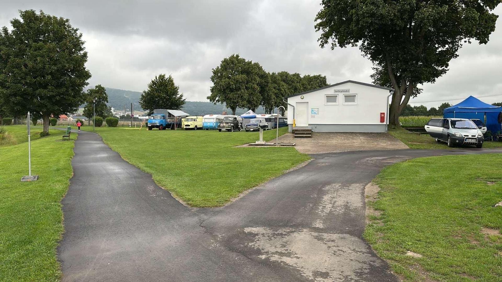 14. Oldtimertreffen am Doktorsee 2025. Schön sehr früh am Samstag trafen die ersten Enthusiasten ein, der Platz füllte sich trotz durchwachsenem Wetter sehr schnell. (Foto: nd)
