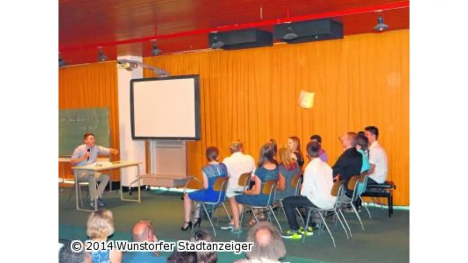 Zehntklässler erhalten ihre Abschlusszeugnisse (Foto: mk)