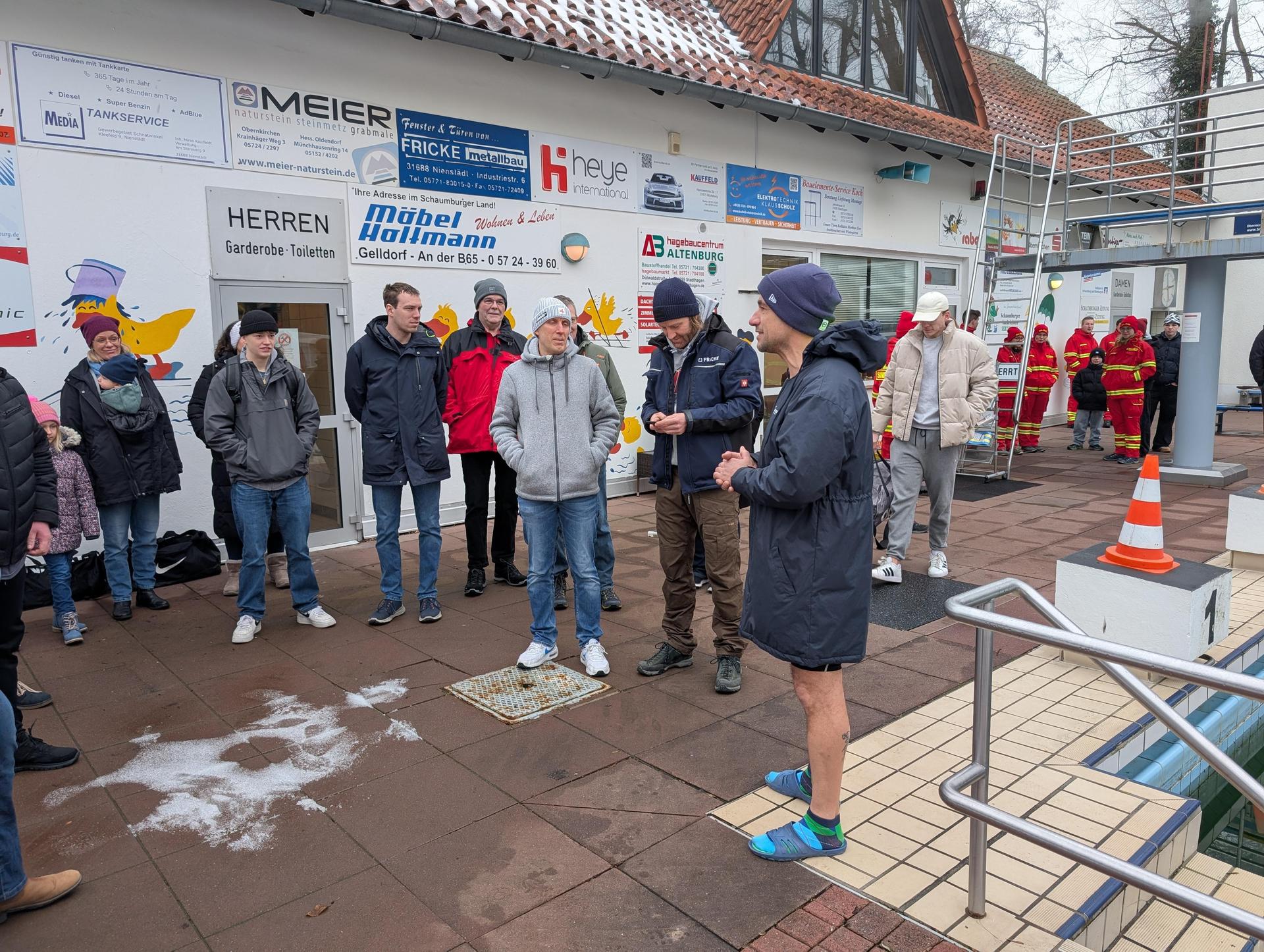 Manuel Steckel gab den Startschuss beim Eisschwimmen. (Foto: Stadt Obernkirchen)